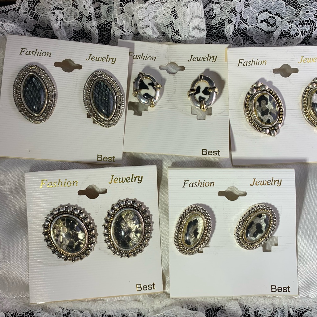 5 Pc Lot Best EarringsNew On Card 27$
